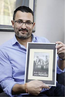 <p>
</p>

<p>
Auch nach 100 Jahren freut sich jeder über Perkeo
</p> - © Perkeo-Werk

