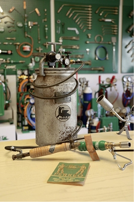 <p>
</p>

<p>
Historisch: Ein Karbidgasentwickler mit Lötbrenner 
</p> - © Perkeo-Werk

