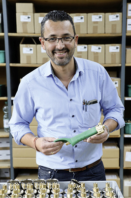 



Hönes zeigt ein ergonomisch geformtes Griffstück 
