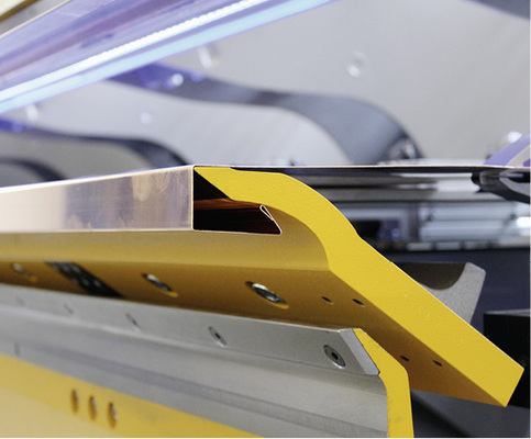 
Die gebogene untere Klemmwange bietet zusätzlichen Biegefreiraum



