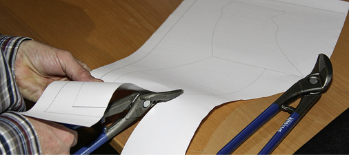 
Das Ausschneiden der Abwicklung erfolgt in bester Klempner-Manier mit Blechscheren



