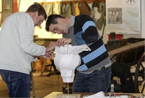 
… setzen die Teilnehmer entsprechende Papierschablonen zusammen 



