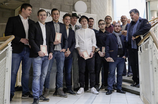 
Die dieses Mal sehr jungen Meister mitihren Ausbildern Hans-Peter Rösch (r.) und Daniel Wagner (2.v.r.) 



