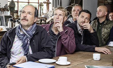 



Faszination pur: Die Baumetaller lauschen den Ausführungen von Wolfgang Huber …
