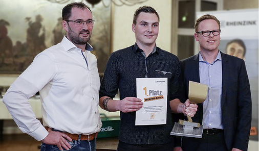 



Berthold Ruck und Klaas Kortegast (beide Rheinzink) mit Preisträger Simon Lerch
