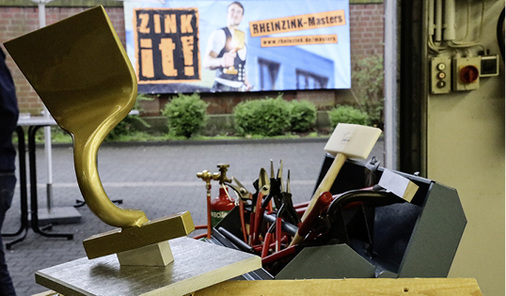 <p>
</p>

<p>
Vor dem Finalstart: Das goldene Rheinzink-Schaleisen wartet auf den Gewinner 
</p> - © BAUMETALL

