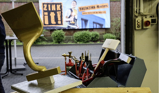 



Vor dem Finalstart: Das goldene Rheinzink-Schaleisen wartet auf den Gewinner 

