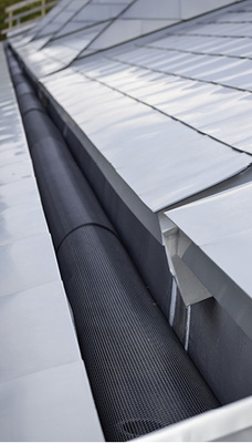 
Eingebaute Kastenrinne mit rund gewölbtem Laubschutzprofil 



