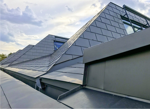 
Diverse Kehl- und Anschlussrinnen sind fachmännisch in die Hauptentwässerungsrinne eingefalzt



