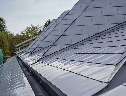 
Schlagregen- und flugschneesicher ist die Zuluftöffnung zur Dachflächenbelüftung hinter dem Trauprofil verborgen 



