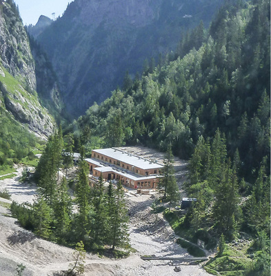 
Auf die wärmegedämmte, hinterlüftete Holzunterkonstruktion des Dachs der Höllentalangerhütte im Wettersteingebirge wurde eine 600 m
2
 große Doppelstehfalzdeckung aus Edelstahl Rostfrei aufgebracht



