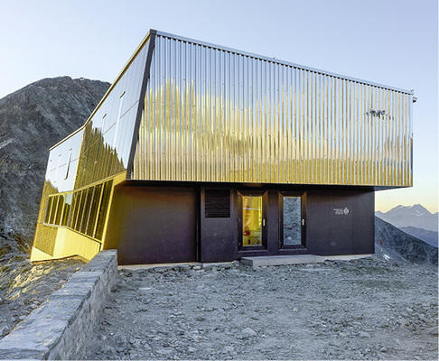
Die metallische Haut der Tracuit-Hütte reflektiert das Licht – ein Glanzpunkt in der kargen Alpenlandschaft



