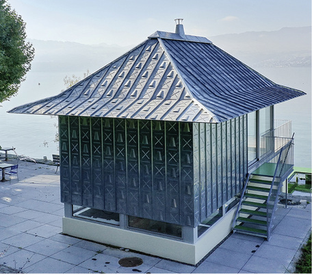 
Insgesamt wurden rund 200 m
2
 Fläche in Doppelfalztechnik auf dem Dach und in Winkelfalztechnik an der Fassade eingedeckt



