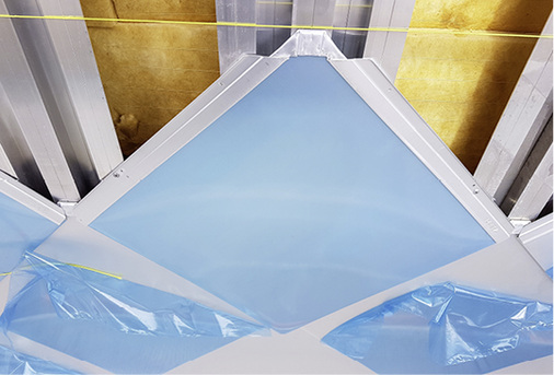 
Der Abstand der Doppel-Omega-Profile richtete sich nach den Prefa-Rauten, die mit Blindnieten befestigt wurden



