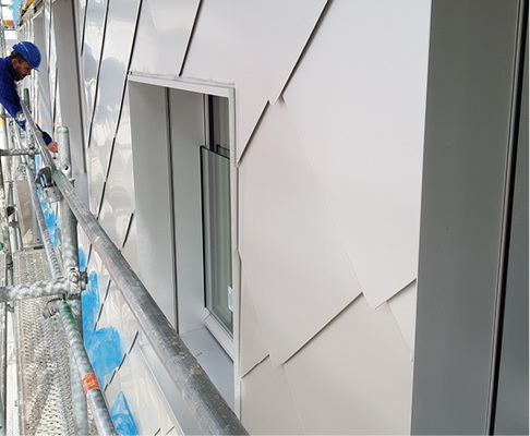 
Als objektbezogene Sonderlösung wurden insgesamt 18 200 Aluminiumrauten aus bandeloxiertem Vormaterial hergestellt



