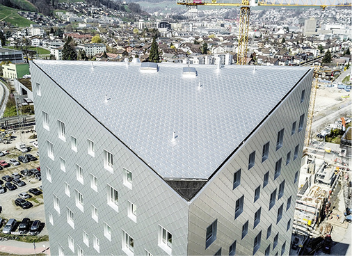 
Auch das Dach des 13-stöckigen Wohn- und Geschäftsturms wurde mit Prefa-Rauten aus Aluminium gedeckt




