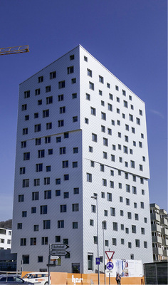 
Die kleinteilig strukturierte Fassade und die unregelmäßig angeordneten Fenster verleihen dem Horw Tower ein modernes, städtisches Flair



