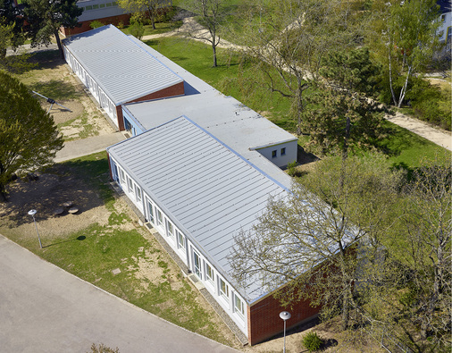 
Die Premiumdachbahn Rhepanol hfk der Mannheimer Spezialisten für PIB-Dachbahnen FDT Flachdachtechnologie wurde beispielsweise am flachen bzw. leicht geneigten Dach dieser Grundschule verwendet 




