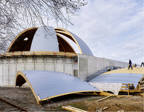 



Zur schnellen und dauerhaft sicheren Nahtfügung ist Rhepanol hfk zusätzlich mit einem Schweißrand ausgestattet
