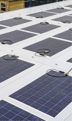 
Dank der hohen Effizienz sowie der auf ein Minimum reduzierten Modulabstände benötigt Evalon Solar cSi nur bis zu 10 m² Dachfläche pro installiertem kW



