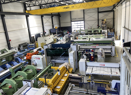 



Blick in die prall gefüllte Gebrauchtmaschinenhalle bei Stockert
