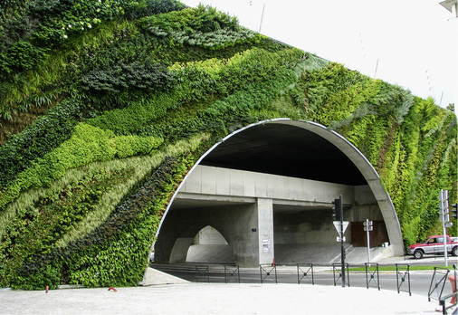 <p>
</p>

<p>
Der französische Botaniker Patrick Blanc begann vor 30 Jahren, öffentliche Gebäude oder triste Tunneleinfahrten zu begrünen – und zu verschönern
</p> - © WZV / Jakob Rope Systems

