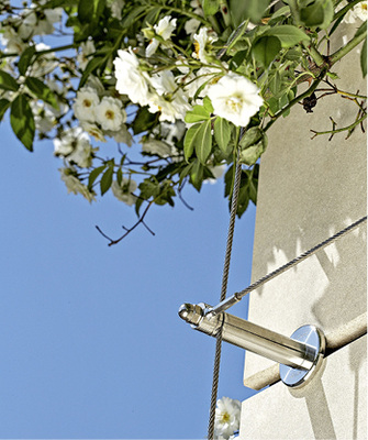
An Schrauben und Verankerungen aus Edelstahl Rostfrei finden Kletterpflanzen sicheren Halt



