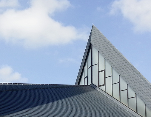 
Der Schatten des Kirchturms wurde bewusst als Gestaltungselement eingesetzt 



