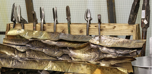 
Kunstobjekt von Manuela Geugelin in der historischen Museumswerkstatt 



