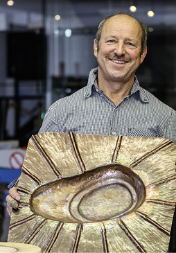 
Diese Arbeit fertigte Gerhard Ipfelkofer in der kreativen Kupferwerkstatt an



