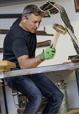 
Das ist der Hammer: Hubert Becherer gibt bei der Umformung richtig Gas …



