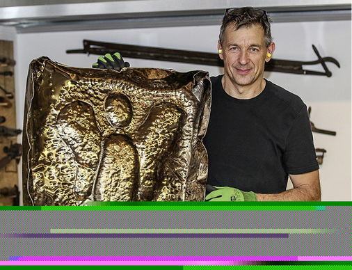 
… und freut sich über das fertige Ergebnis aus Aurubis-Kupfer



