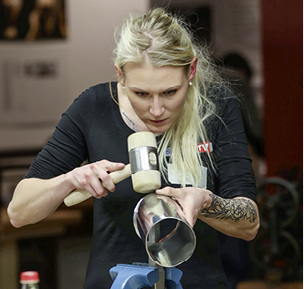 



Luisa Buck stellt einen Rohrwinkel her 
