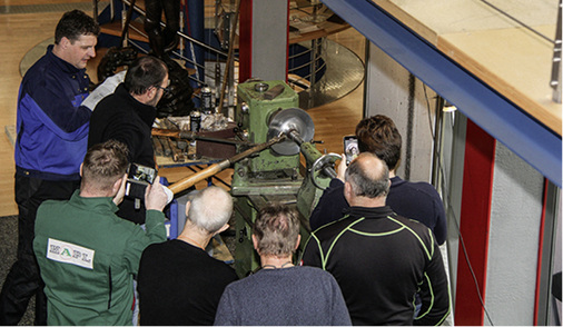 
Faszination Metalldrücken: Per Videobeweis zeichnen die Teilnehmer jeden Handgriff an der Drückbank auf



