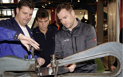 
Michael Messerschmidt (r.) erklärt das Ausschneiden der Ronden



