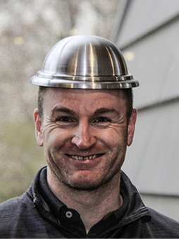 
Die Titanzink-Halbkugel von Gerhard Nimmervoll sitzt, wackelt und hat Luft 



