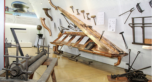 



Maschinen, Anwendungsmuster,diverse Exponate und Werkzeuge veranschaulichen, wie Klempner früher gearbeitet haben
