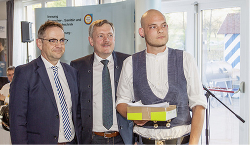 
Schulleiter Bernd Kahlert und Innungsobermeister Hilberg überreichen den Bayerischen Staatspreis an Samuel Rickling (v. l.) 



