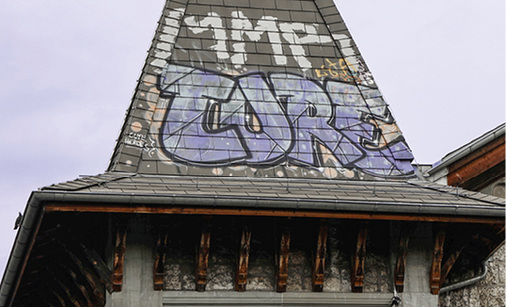 
Eine neue Art von Dachschmuck oder lästige Schmiererei?



