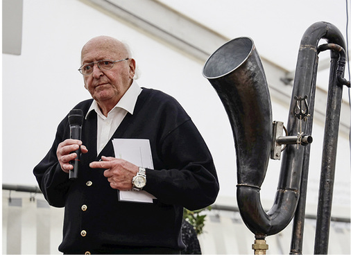 
Klempner-Urgestein Gottlob Dangel mit einem selbst gebauten Blech-Instrument



