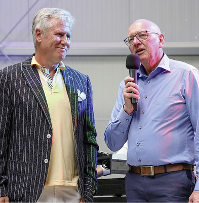 
Klaus Hofmann übermittelt Gastgeber Sperber Grüße vom Museumsteam 



