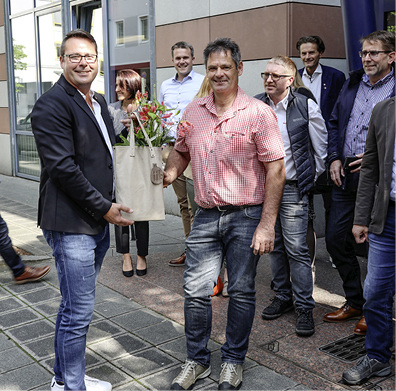 
 iib-Präsident Mirko Siegler bedankt sich bei Jürgen Stifter, …



