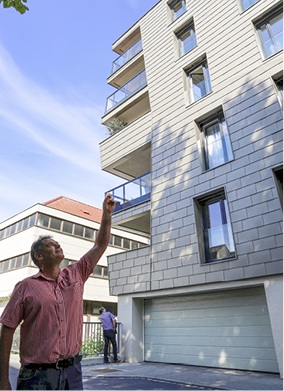 
 … der den Teilnehmern die Fassade einer Wohnanlage vorstellte



