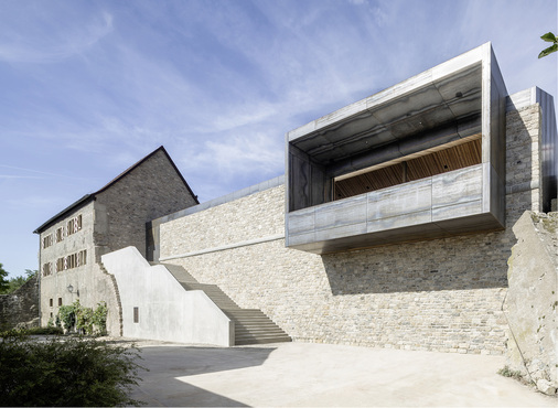 



Den wiedererrichteten Ostflügel der Burg Brattenstein ziert ein Stadtbalkon mit Hülle aus Cortenstahl
