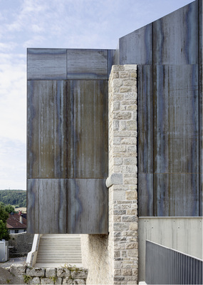 <p>
Der Balkon schließt an die Überdachung der Zuschauertribüne an – ebenfalls aus Cortenstahl. Sie schützt das Publikum bei den Frankenfestspielen auf der Burg
</p>

<p>
</p> - © Stefan Meyer

