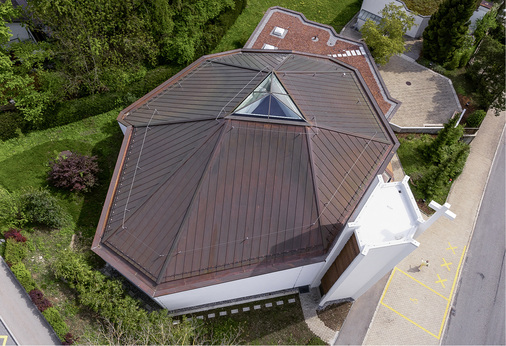 



Die Kirche St. Michael ist dank des langlebigen Kupferdachs nun vor Wassereinbrüchen geschützt. Die eigenwillige Geometrie blieb erhalten
