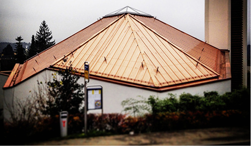 <p>
</p>

<p>
Das sanierte Dach im Neuzustand mit dem noch glänzenden, blanken Kupfer
</p> - © Stefan Forster / VDSS

