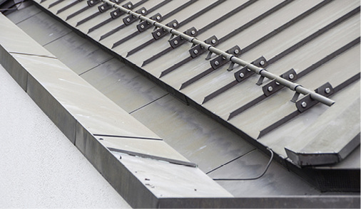 



Schöne Optik der inzwischen patinierten Spenglerarbeit, Rinne, Anschluss Doppelfalzdach und Schneefanganlage
