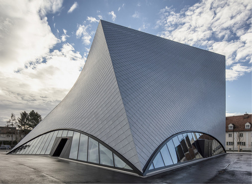 
Ein Baukörper wie ein verdrehter Würfel, der jeden Augenblick seine Form ändern kann 




