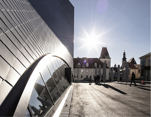 
Geschwungene Kastenrinne über der Fensterfläche



